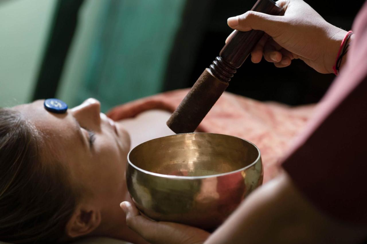乌布 阿迪瓦娜苏维塔-Chse认证酒店 外观 照片 A singing bowl being played