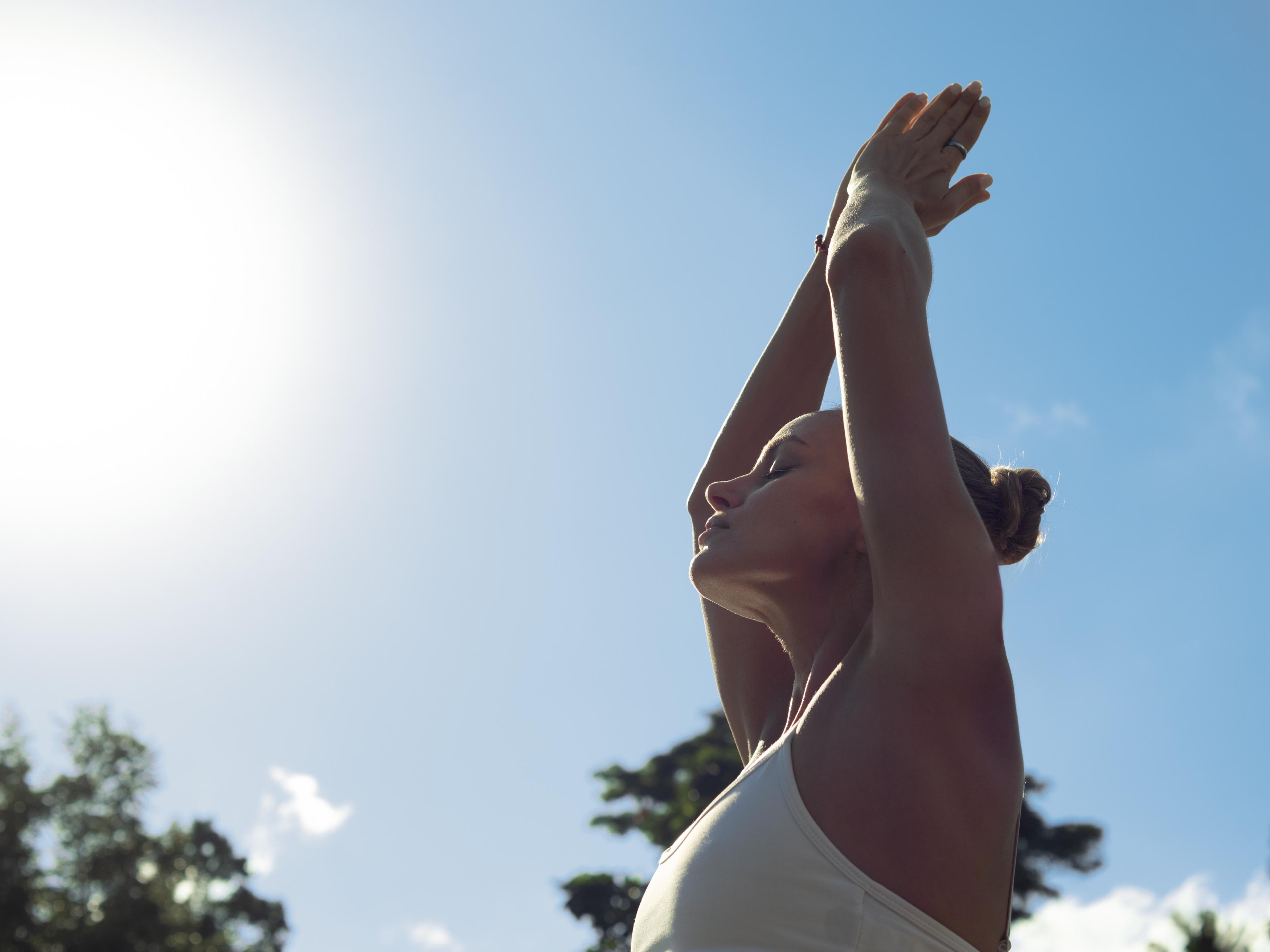 乌布 阿迪瓦娜苏维塔-Chse认证酒店 外观 照片 A woman practicing yoga