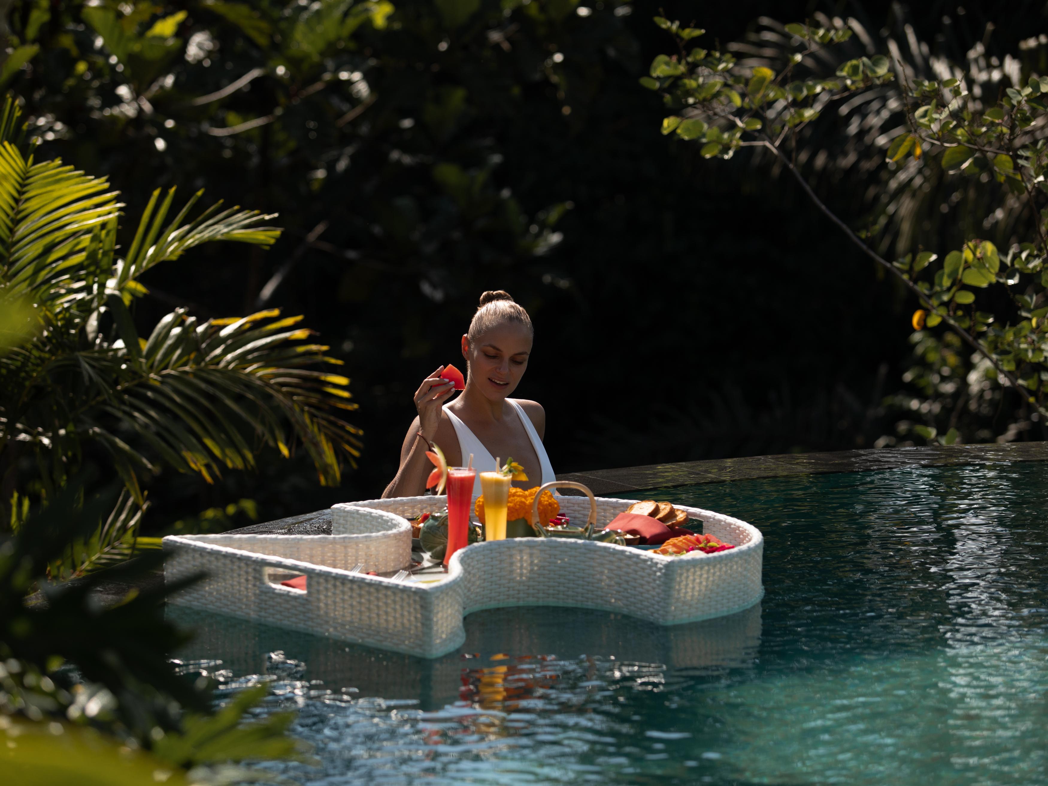 乌布 阿迪瓦娜苏维塔-Chse认证酒店 外观 照片 Floating breakfast at Alila Villas Uluwatu