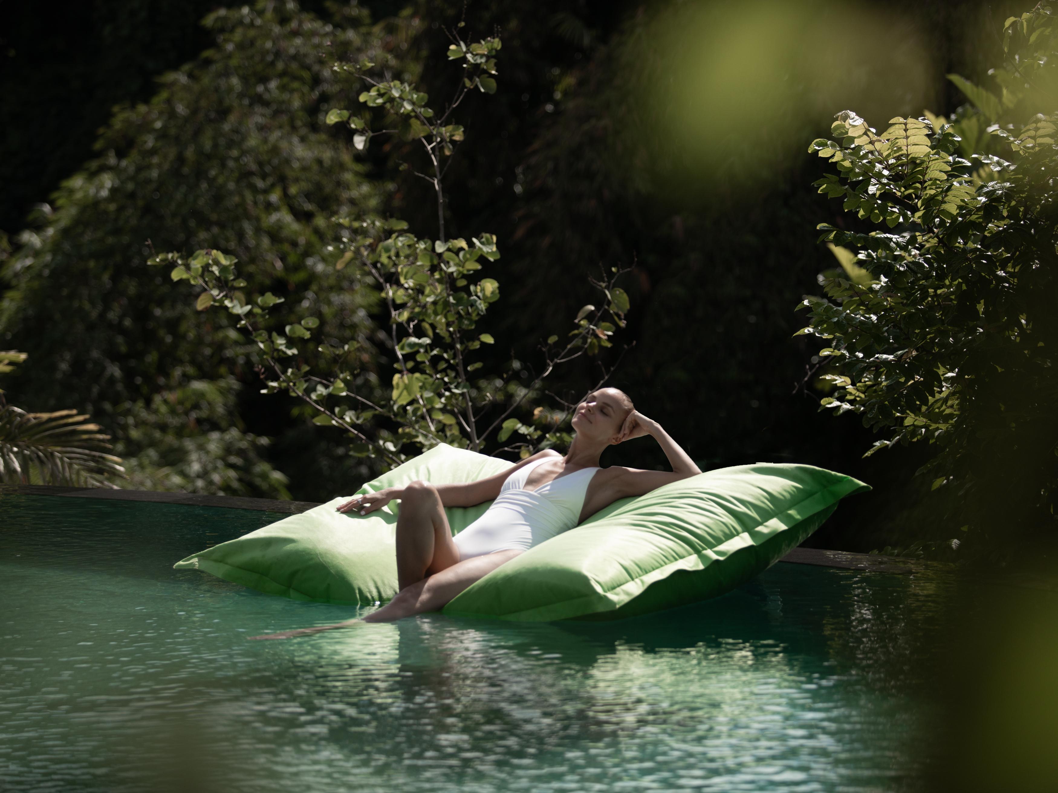 乌布 阿迪瓦娜苏维塔-Chse认证酒店 外观 照片 A woman relaxing on a floating bag