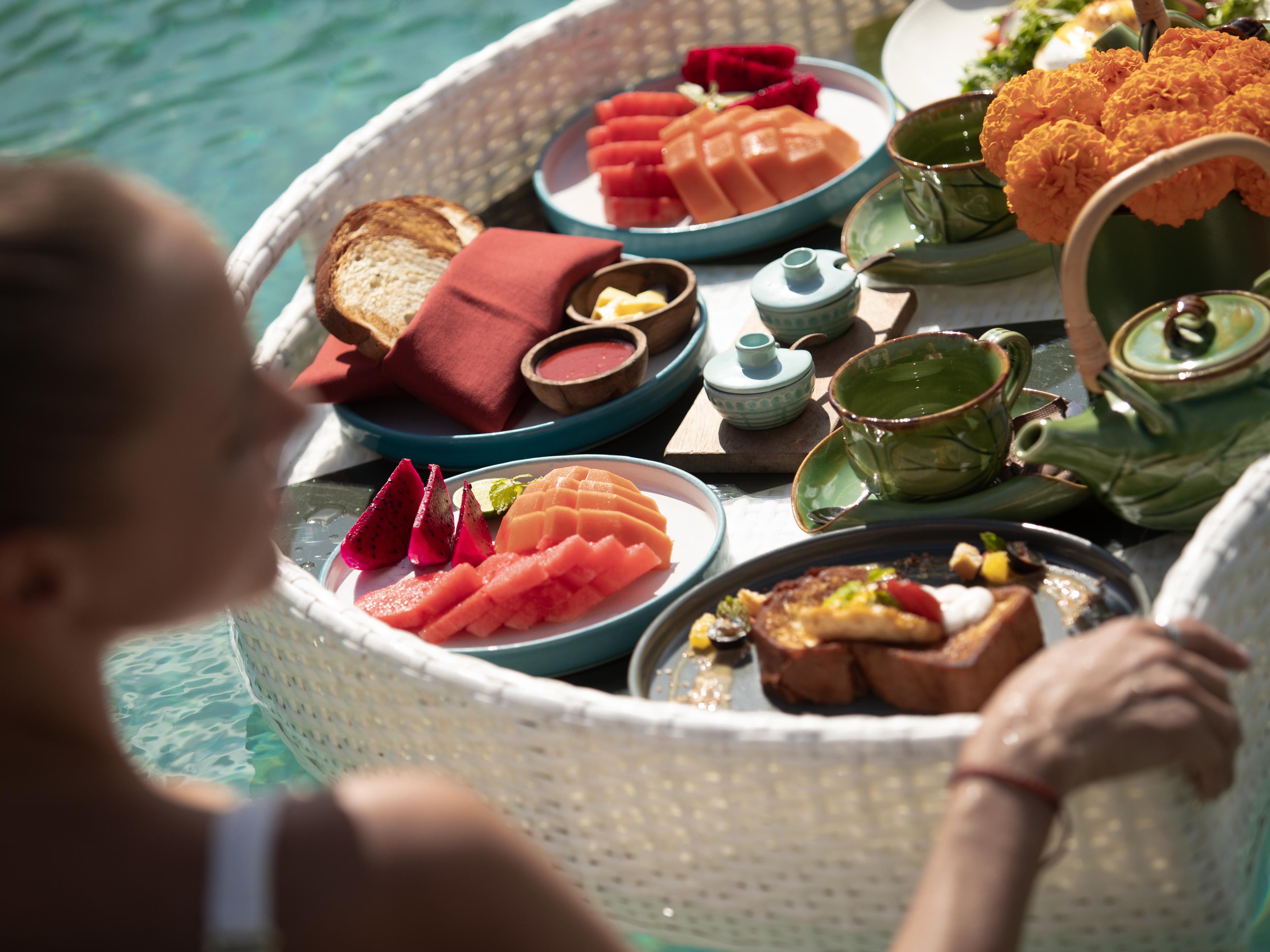 乌布 阿迪瓦娜苏维塔-Chse认证酒店 外观 照片 A floating breakfast at Alila Villas Uluwatu