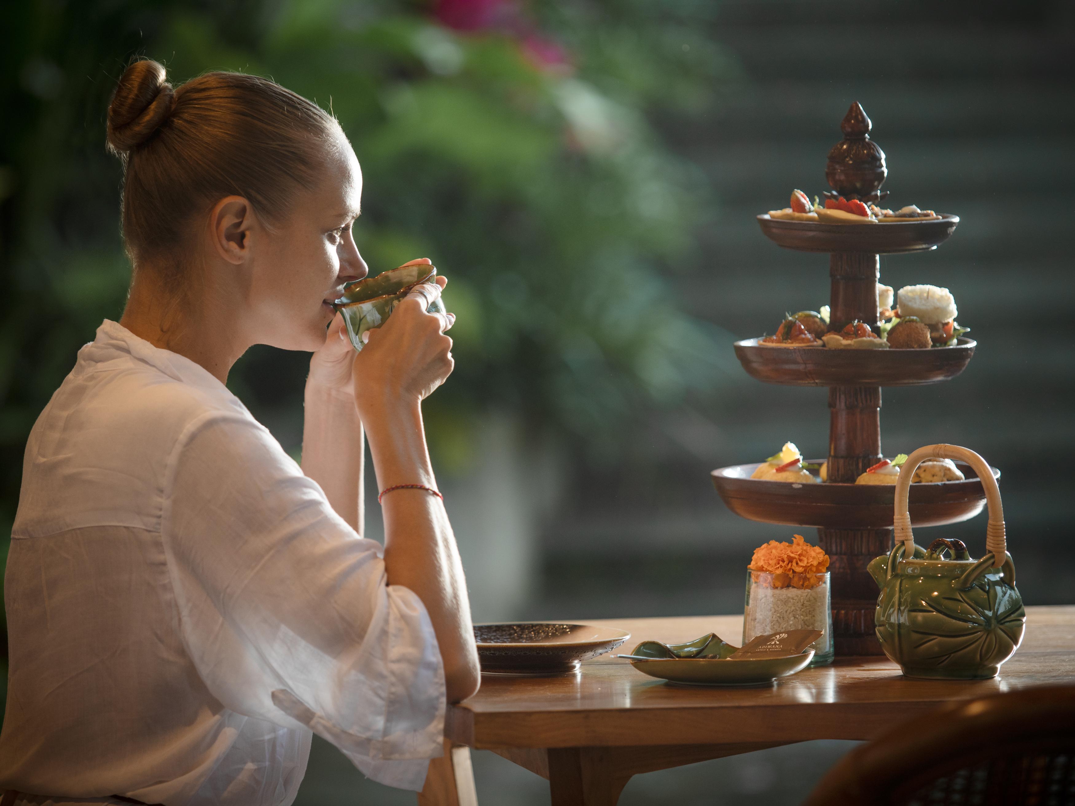 乌布 阿迪瓦娜苏维塔-Chse认证酒店 外观 照片 A woman drinking Thai tea