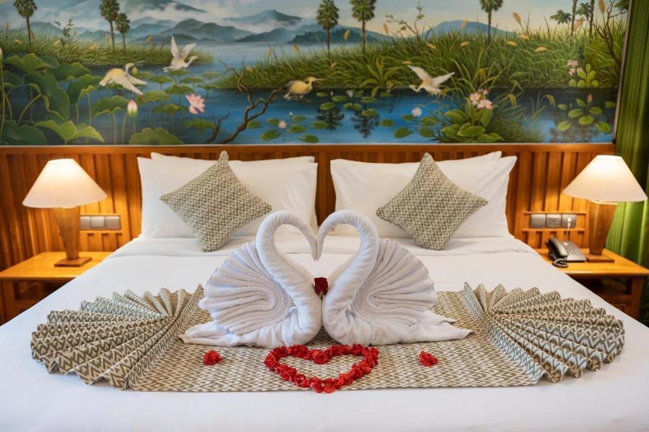 乌布 阿迪瓦娜苏维塔-Chse认证酒店 外观 照片 A bed with a towel swan