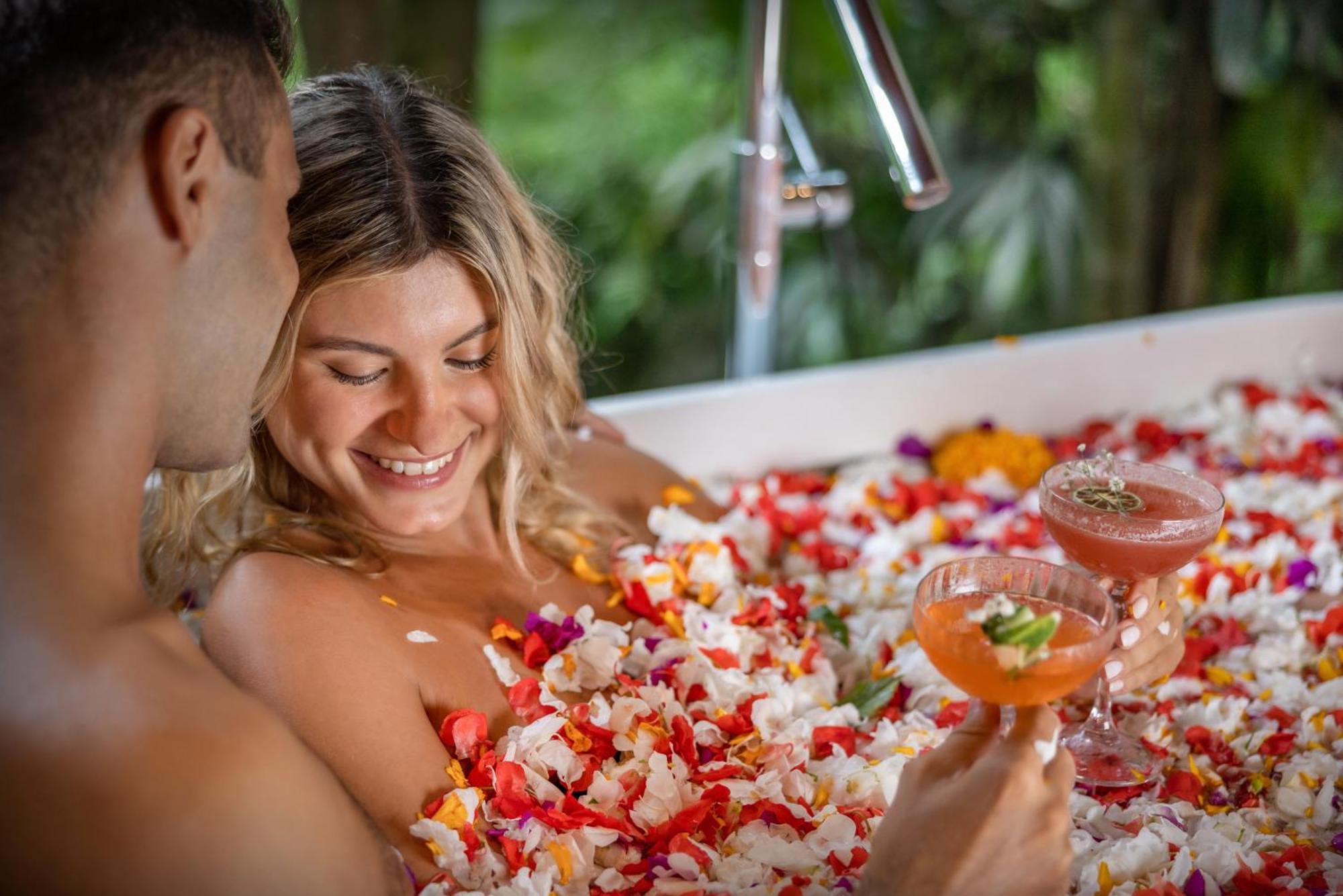 乌布 阿迪瓦娜苏维塔-Chse认证酒店 外观 照片 A couple in a flower bath